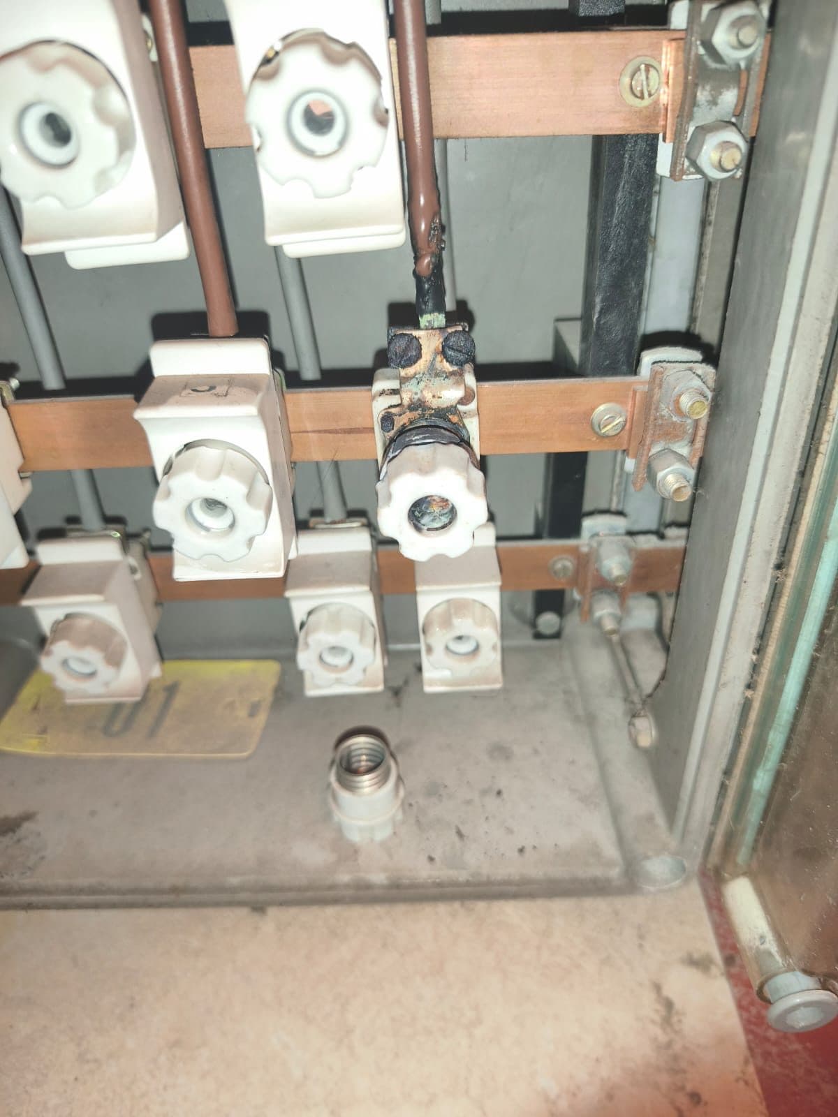 Barras de distribución eléctrica